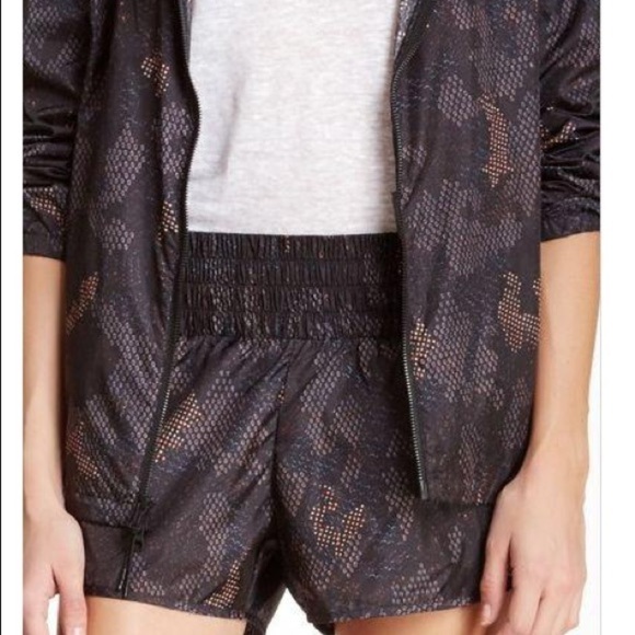 THEORY 38 'HYE' CYLINDER PRINTED NYLON SHORTS - Picture 1 of 8